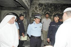 اللواء جاسم المنصوري خلال جولته في الصوابر امس﻿
