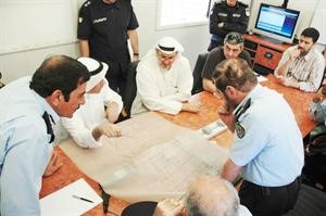 ويطلع مع مهندسي الاسكان والكهرباء على مخططات البنايات﻿
