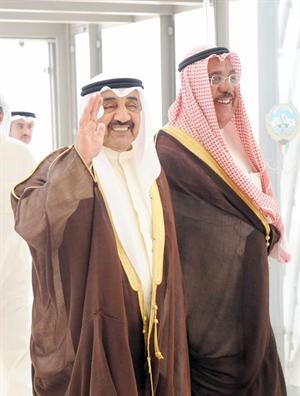 الرئيس جاسم الخرافي محييا الصحافيين اثناء دخوله المجلس مع الشيخ جابر الخالد﻿