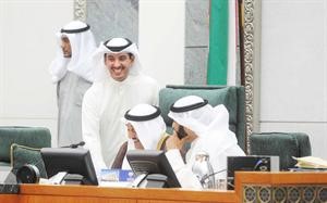 صالح الملا في حديث باسم مع الرئيس جاسم الخرافي بحضور مبارك الوعلان على المنصة﻿
