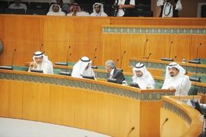  الشيخ احمد العبدالله ودفاضل صفر ودهلال الساير واحمد الهارون ودبدر الشريعان خلال الجلسة﻿