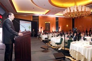 الحريري متحدثا امام الحضور في الطاولة المستديرة اللبنانية

