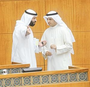 د بدر الشريعان يستمع لحديث د فيصل المسلم عن الكهرباء في مجلس الامة ﻿