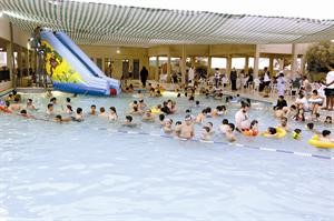 مجمع احواض السباحة ملتقى العائلات في فصل الصيف﻿