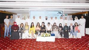 مطلال القحطاني ومبشاير العواد ومشيماء البشر يتوسطون المكرمين والمكرمات
