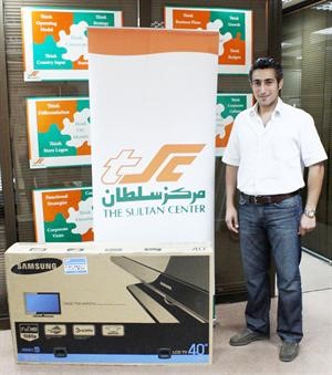 احد الفائزين متسلما جائزته﻿