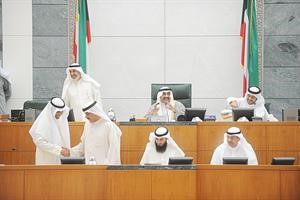 الرئيس جاسم الخرافي ودمحمد البصيري وعلي الدقباسي على المنصة متين غوزال

