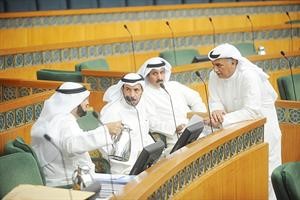  شعيب المويزري وسالم النملان والصيفي مبارك الصيفي ومبارك الوعلان في حوار جانبي