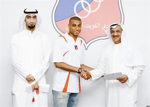 وليد الراشد يصافح العماني خليفة عايل بعد توقيع العقد﻿