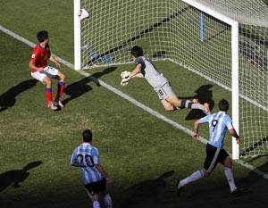 الارجنتيني غونزالو هيغواين سجل الهدف الرابع في مرمى كوريا الجنوبية اپ