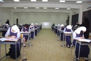 جانب من طالبات احدى مدارس الفروانية اثناء الامتحان
﻿