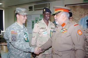 الفريق الركن الشيخ احمد الخالد مصافحا احد المشاركين في التمرين
