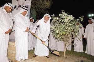 مسلم البراك يتابع عباس الشعبي وهو يغرسشجرة الحرية