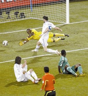لاعب اليونان فاسيليوس توروسيديس يسجل هدف الفوز في مرمى حارس نيجيريا انياما 	افپ