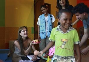 انچلينا چولي خلال جولتها في احد مراكز اللاجئين في الاكوادور	 افپ﻿