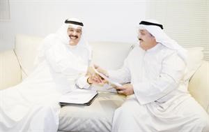 اثناء توقيعه للعقد مع رئيس مجلس ادارة تلفزيون الوطن وليد الجاسم
﻿