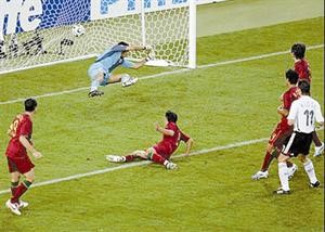 مدافع البرتغال بتيت سجل هدفا بالخطا في مرماه لصالح المانيا في مونديال 2006
﻿
