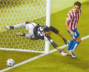 لاعب باراغواي كارلوس غامارا سجل هدفا في مرماه امام انجلترا في البطولة السابقة
﻿