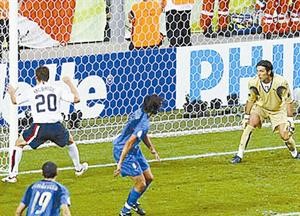 الايطالي كريستيان زاكوردا سجل هدفا عكسيا في مرمى بوفون امام اميركا﻿