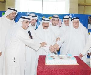 قطع كعكة الاحتفال بتكريم محمد عاشور والاعضاء المنتهية مدتهم