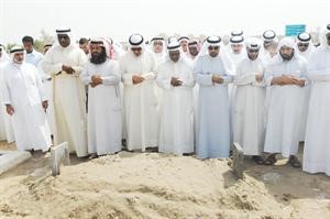 مجموعة من المواطنين يؤدون الصلاة على فقيد الكويت﻿