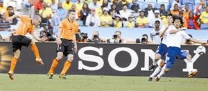الهولندي ويسلي سنايدر يسدد الكرة التي سجل منها هدف الفوز في اليابان	 اپ﻿