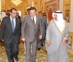 الرئيس البوسني حارث سيلايجيتش لدى وصوله الى البلاد وفي استقباله الشيخ د سالم الجابر والسفير البوسني ياسين رواشدة﻿