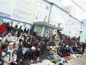 المسلمون الروس يحرصون على صلاة الجمعة في الشوارع رغم اجواء البرودة القارسة وعوامل الجو السيئة وينتظرون بناء المساجد من تبرعات المسلمين ﻿