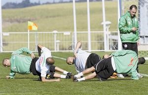 لاعبو الجزائر يتدربون استعدادا لاميركا 	افپ﻿