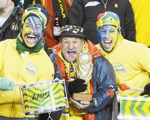 مشجعون برازيليون يحملون كاس العالم 	افپ
﻿