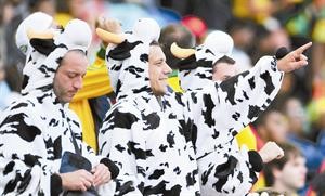 3 مشجعين سويسريين ارتدوا زي البقرة 	افپ﻿