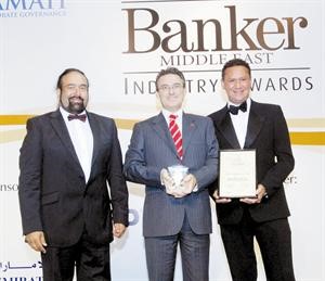 مساعد مدير عام لدى بنك قطر الدولي فيليب كينج يتسلم الجائزة بالنيابة عن البنك﻿