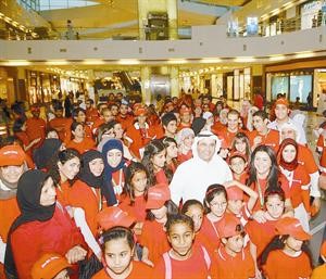 محمد عبدالعزيز الشايع مع عدد من المتطوعين خلال تدشين حملة التبرع بالدم ﻿