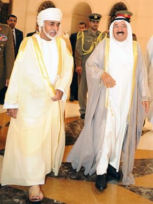 صاحب السمو الامير الشيخ صباح الاحمد مودعا السلطان قابوس بن سعيد
