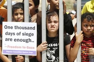 اطفال فلسطينيون يتظاهرون للمطالبة بفتح المعابر ورفع الحصار عن غزة	افپ﻿