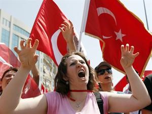 متظاهرة تركية تصرخ بعبارات منددة بحزب العمال الكردستاني في اسطنبول امس 	رويترز
﻿