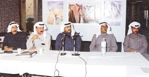 الفقيد الراحل الشيخ باسل الصباح خلال ترؤسه اللجنة المنظمة لسباق الزوارق السريعة في مارس 1990﻿