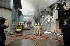 رجال الاطفاء اثناء مكافحة حريق مخزن الشويخ امس﻿