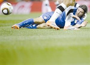 لاعب وسط ايطاليا ريكاردو مونتوليفو يمثل حالة الازوري بالسقوط في المجموعة السادسة افپ﻿