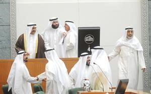 الرئيس جاسم الخرافي محاطا بالنواب على المنصة اثناء البحث عن نصاب الجلسة
متين غوزال