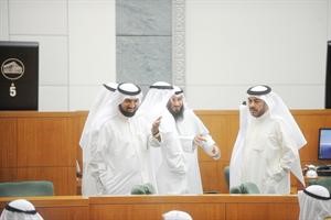 علي الدقباسي وخالد العدوة عقب رفع الجلسة
