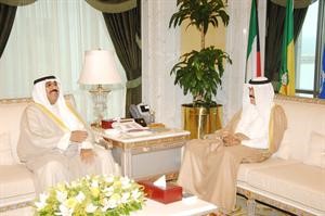 سمو ولي العهد الشيخ نواف الاحمد مستقبلا الشيخ مشعل الاحمد﻿