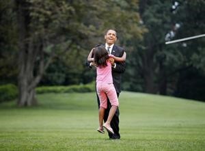 اوباما يحمل ابنته بحنو بالغ﻿