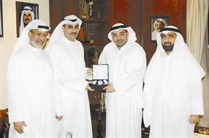 رئيس التحرير الزميل يوسف خالد يوسف المرزوق يتسلم هدية تكريمية من امين عام الجائزة ايمن العلي﻿
