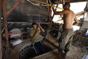 تخفيف الحصار الإسرائيلي عن غزة يُدخل مهربيها «النفق المظلم»
