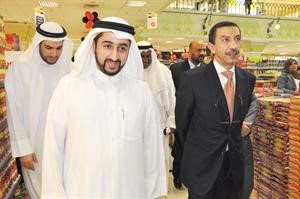 السفير طاهر فرحات وعلي الانبعي خلال جولة في سوق الروضة المركزي﻿
