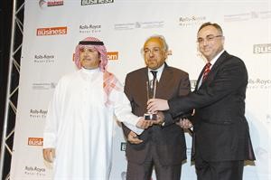 علي شلبي وخالد المطوع يتسلمان جائزة الخليج افضل بنك في قطاع التجزئة﻿