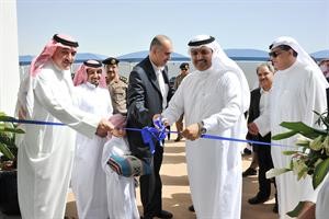 خالد الساعاتي وممحمد بن عائض الشمري وم نزار العدساني خلال افتتاح المنشاة الجديدة﻿