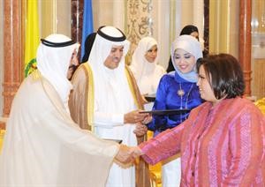 صاحب السمو مصافحا احدى الفائزات بحضور ممنار الحشاش ودعلي الشملان