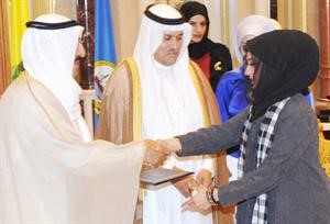 صاحب السمو الامير الشيخ صباح الاحمد مكرما احدى الفائزات